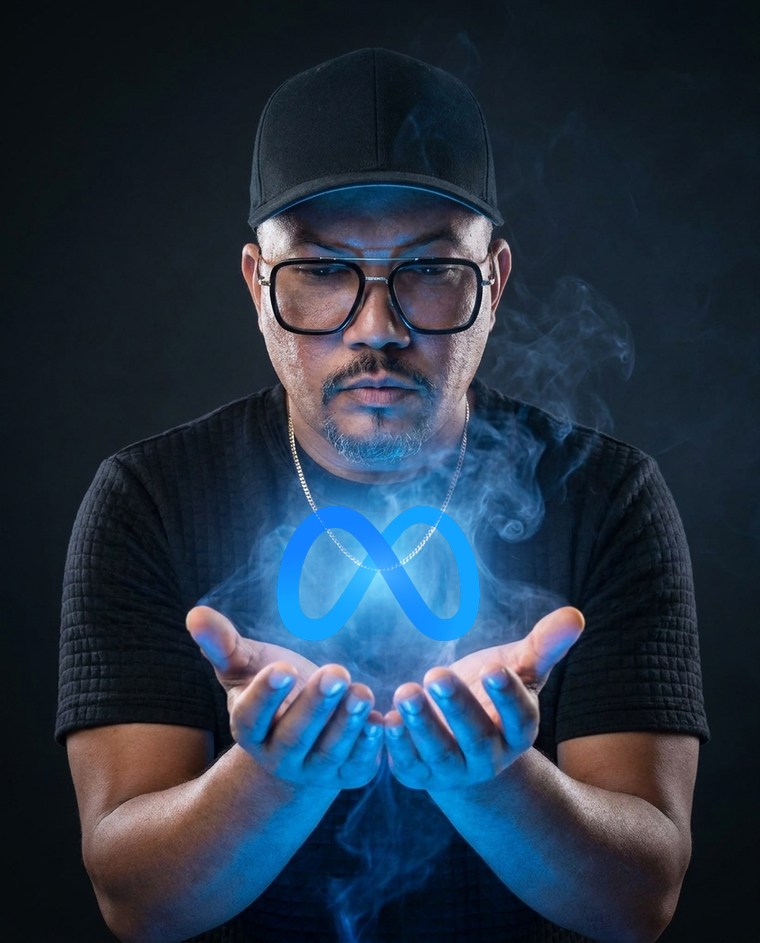 David Medina sosteniendo el logo de Meta antes del taller en vivo